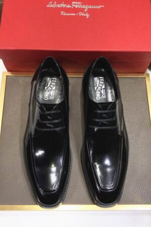 Sophisticated Black Patent Leather Plain-Toe Oxford Shoes