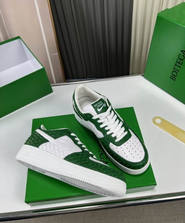 Bottega Veneta White and Green Woven Low-Top Sneaker. - Image 5